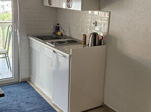 Fridge, stovetop