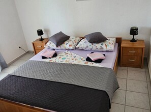 2 bedrooms, iron/ironing board, Internet, bed sheets