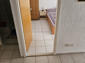 Tabla de planchar con plancha, acceso a internet y ropa de cama