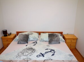 3 quartos, ferros/tábuas de passar roupa, acesso à internet