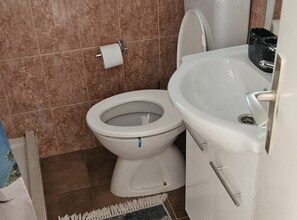 Douche, sèche-cheveux, serviettes fournies