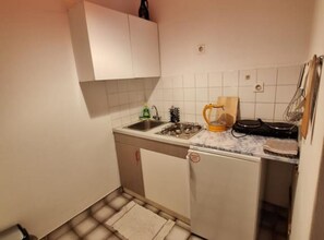 Køleskab, kogeplade, køkkentøj/tallerkener/redskaber