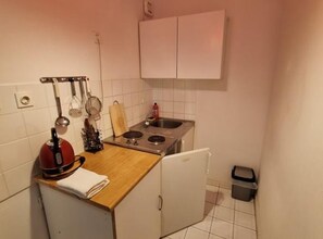 Refrigerador, parrilla de estufa y utensilios de cocina 