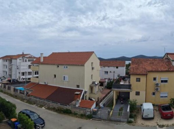 Zona residenziale con case dai tetti in tegole rosse e un mix di colori degli edifici.
