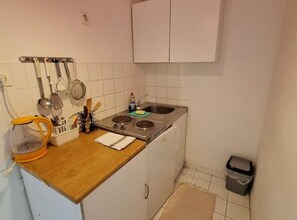 Køleskab, kogeplade, køkkentøj/tallerkener/redskaber