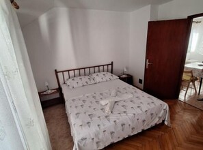 1 sovrum, internet och sängkläder