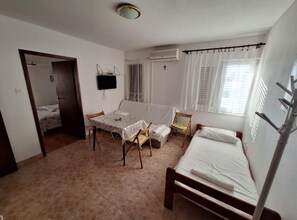 1 bedroom, internet, bed sheets