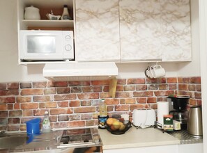 Frigorífico, microondas, placa de cocina y cafetera o tetera