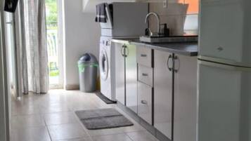 Køleskab, mikrobølgeovn, ovn, kogeplade