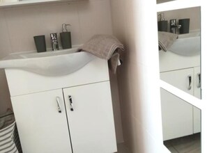 Douche, sèche-cheveux, serviettes fournies