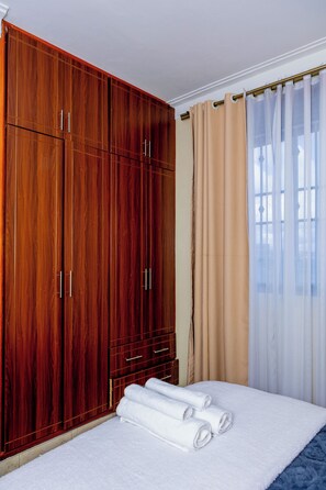 1 dormitorio, tabla de planchar con plancha, wifi gratis y ropa de cama