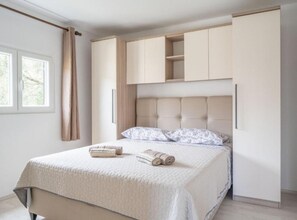 2 bedrooms, iron/ironing board, Internet, bed sheets