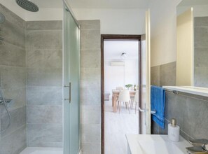 Shower, hair dryer, towels - Holiday Home Seafront Oleandar (Blato)
