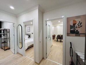 2 chambres, bureau, fer et planche à repasser, lit parapluie