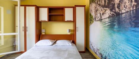 Iron/ironing board, Internet, bed sheets