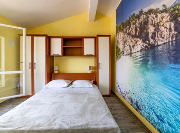 Iron/ironing board, Internet, bed sheets