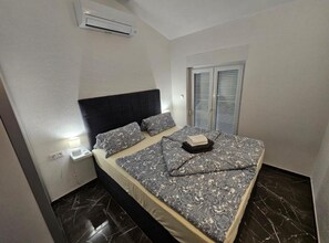 2 quartos, ferros/tábuas de passar roupa, acesso à internet