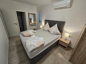 2 bedrooms, iron/ironing board, internet, bed sheets