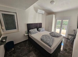 2 slaapkamers, een strijkplank/strijkijzer, internet, beddengoed