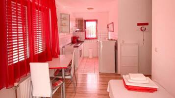 1 slaapkamer, een strijkplank/strijkijzer, internet, beddengoed