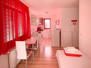 1 chambre, fer et planche à repasser, accès Internet, draps fournis