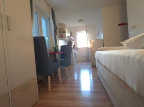 2 slaapkamers, een strijkplank/strijkijzer, internet, beddengoed