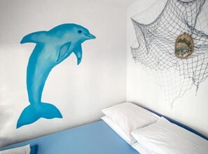 Tabla de planchar con plancha, acceso a internet y ropa de cama