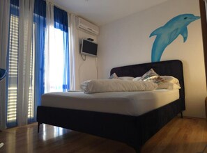 Een strijkplank/strijkijzer, internet, beddengoed