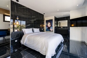 5 sovrum, skrivbord, strykjärn/strykbräda och resesäng