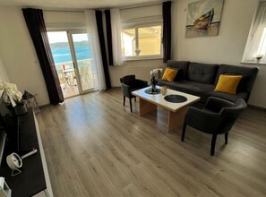 TV - Apartments Tomi - Classic One Bedroom Apartment With Sea View (7) (Trogir)