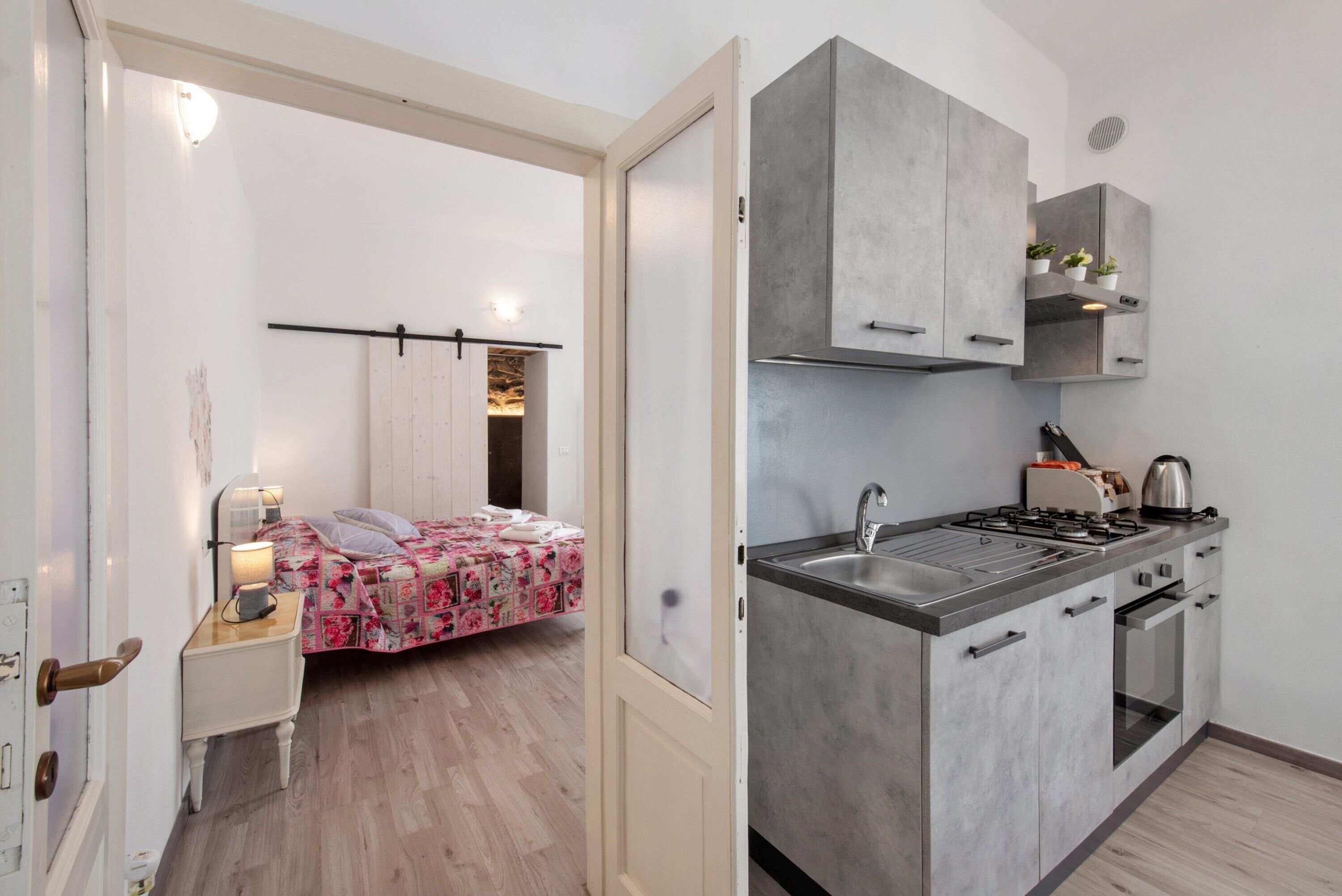 Frigorifero, forno, piano cottura, bollitore elettrico