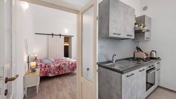 Frigorifero, forno, piano cottura, bollitore elettrico