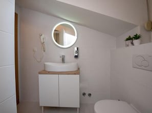 Shower, hair dryer, towels - Apartments Tomi - Classic Double Room With Sea View (9) (Trogir)
