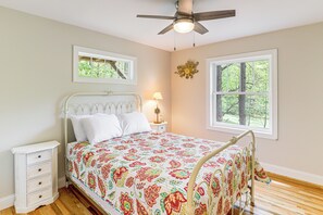2 bedrooms, Internet, bed sheets - Farm On-Site: Mtn-View Cottage in Hendersonville! (Hendersonville)