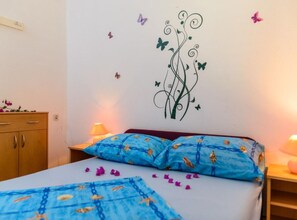 1 bedroom, iron/ironing board, internet, bed sheets