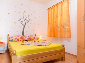 2 bedrooms, iron/ironing board, Internet, bed sheets