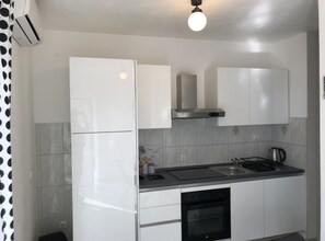 Réfrigérateur, micro-ondes, four, plaque de cuisson