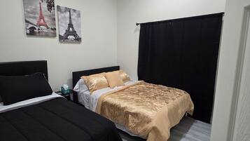 3 slaapkamers, een strijkplank/strijkijzer, gratis wifi, beddengoed