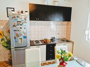 Fridge, stovetop