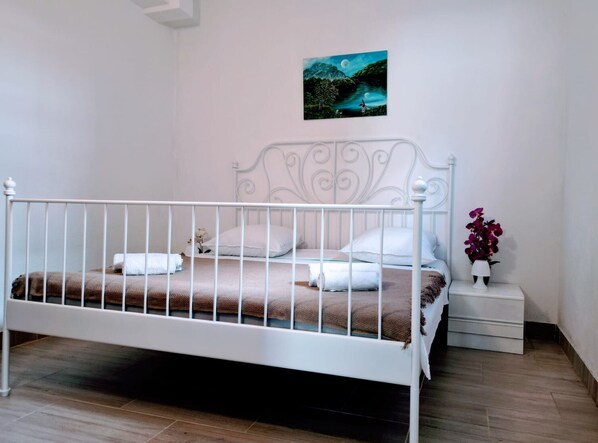 1 bedroom, WiFi, bed sheets