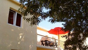 A two-story building with a balcony on the upper floor. - Apartments Štrbić - One Bedroom - Karlo (Karin Gornji)