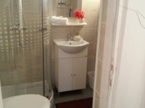 Sèche-cheveux, serviettes fournies