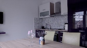 Fridge, oven, coffee/tea maker