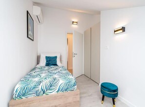 4 bedrooms, iron/ironing board, internet, bed sheets