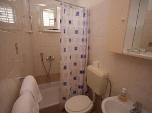 Dusche, Haartrockner, Handtücher