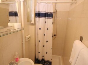 Douche, sèche-cheveux, serviettes fournies