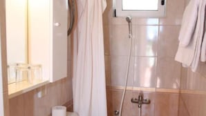 A bathroom with a toilet, a shower, and a mirror. - Double Room With Sea View 7 (Mlini)