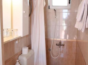 Douche, sèche-cheveux, serviettes fournies