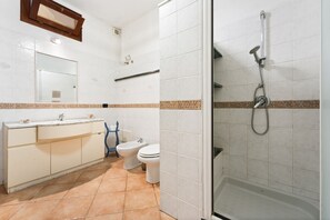 Ducha, secador de pelo y toallas
