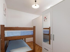2 bedrooms, internet, bed sheets